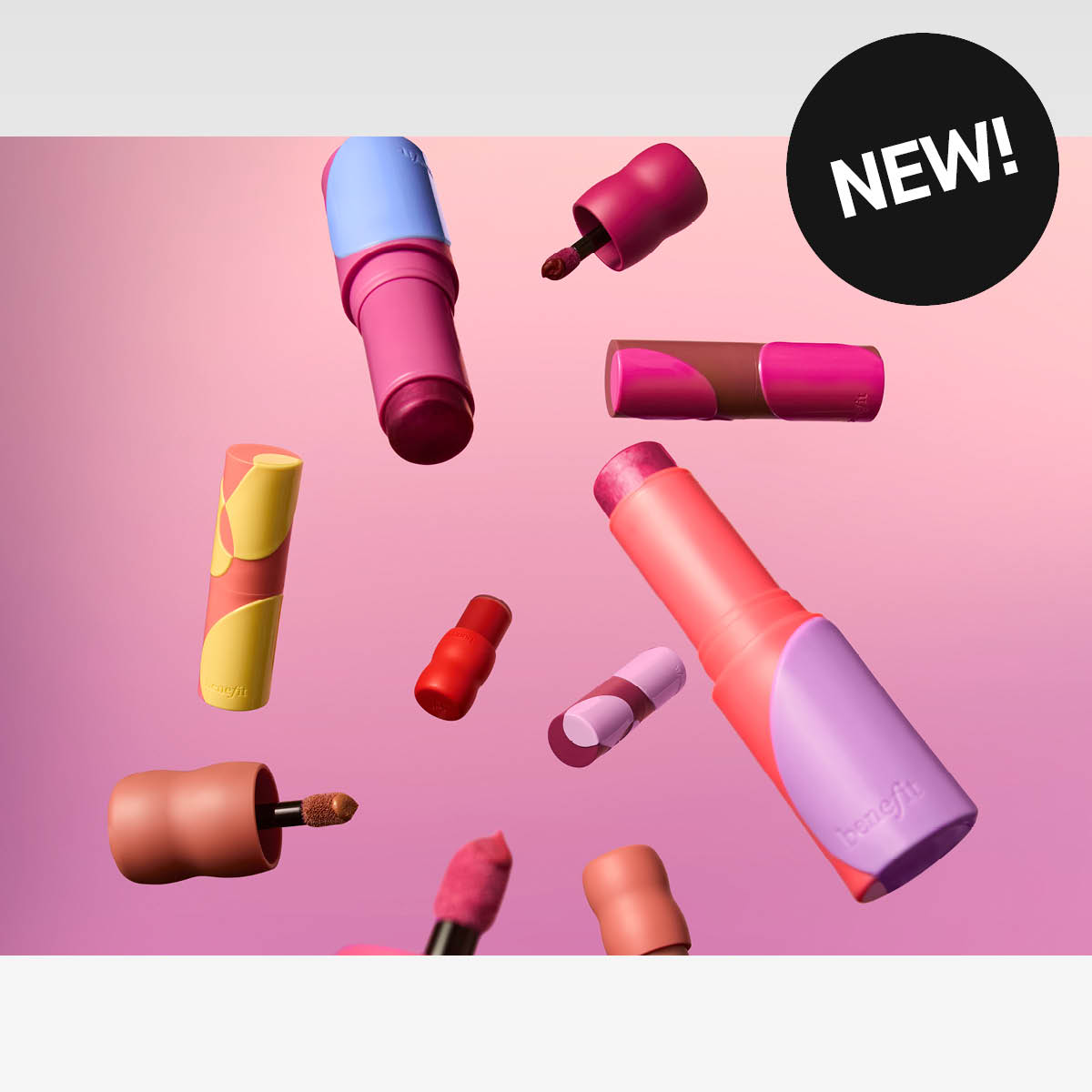 Benefit-sminkprodukter som svävar mot rosa bakgrund.