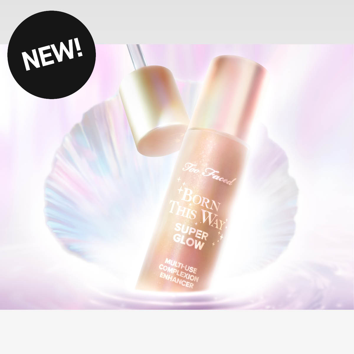 Too Faced Born This Way Super Glow-sminkprodukt mot skimrande bakgrund.